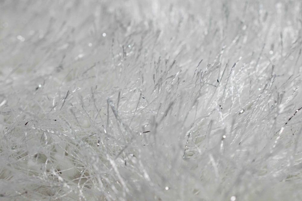 Shaggy Glitzer in Weiß